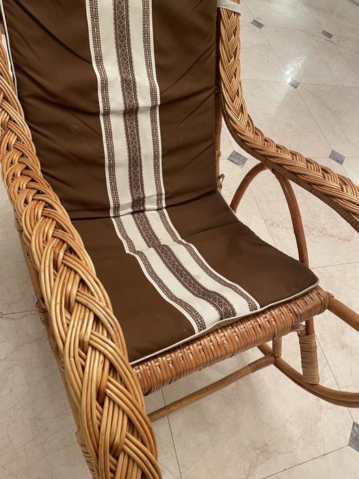 Крісло-гойдалка з натурального матеріалу