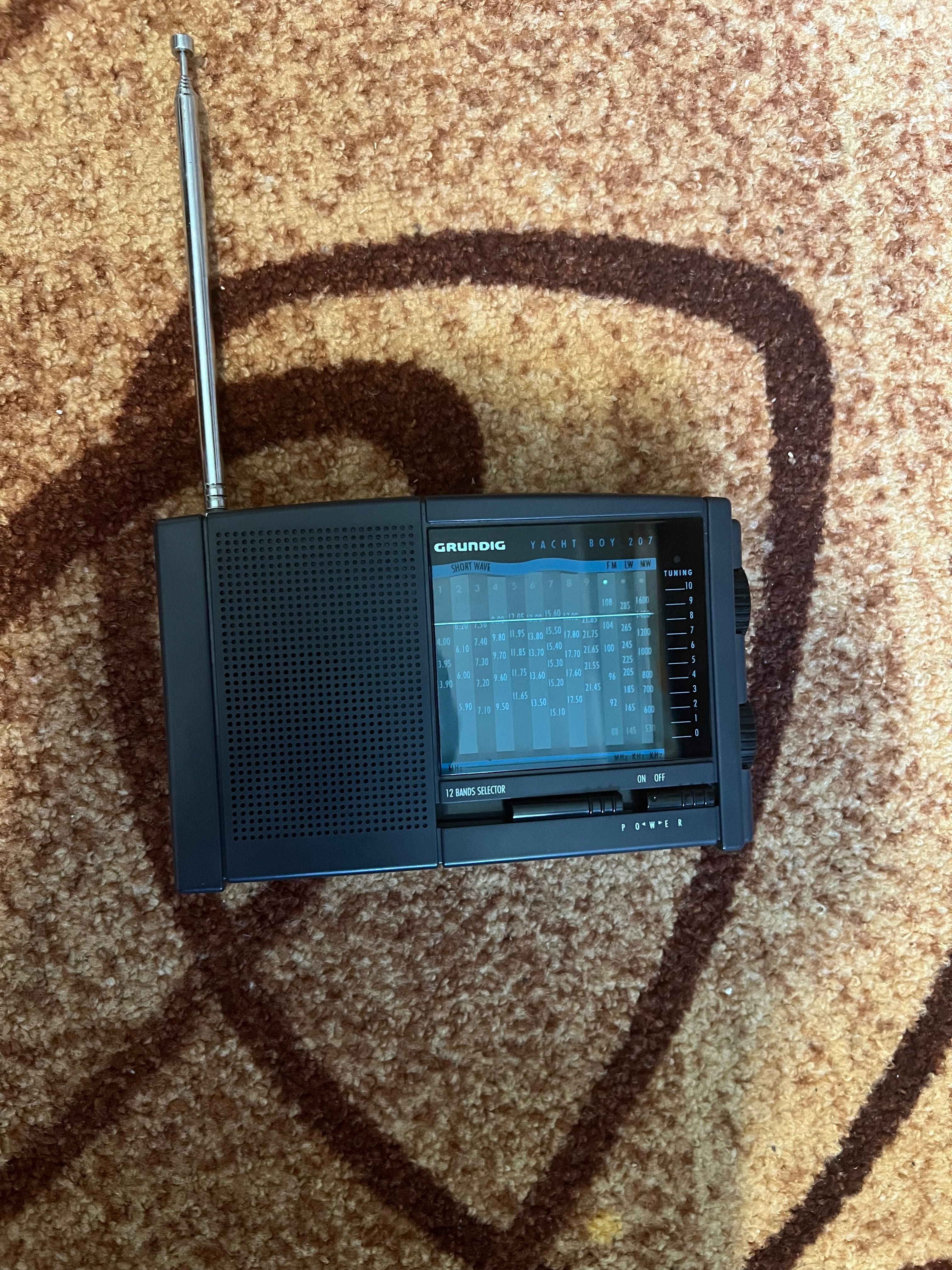 Радіо Grundig в робочому стані з чохлом