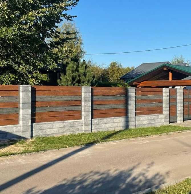 Паркан ранчо. Металеві огорожі. Ворота.