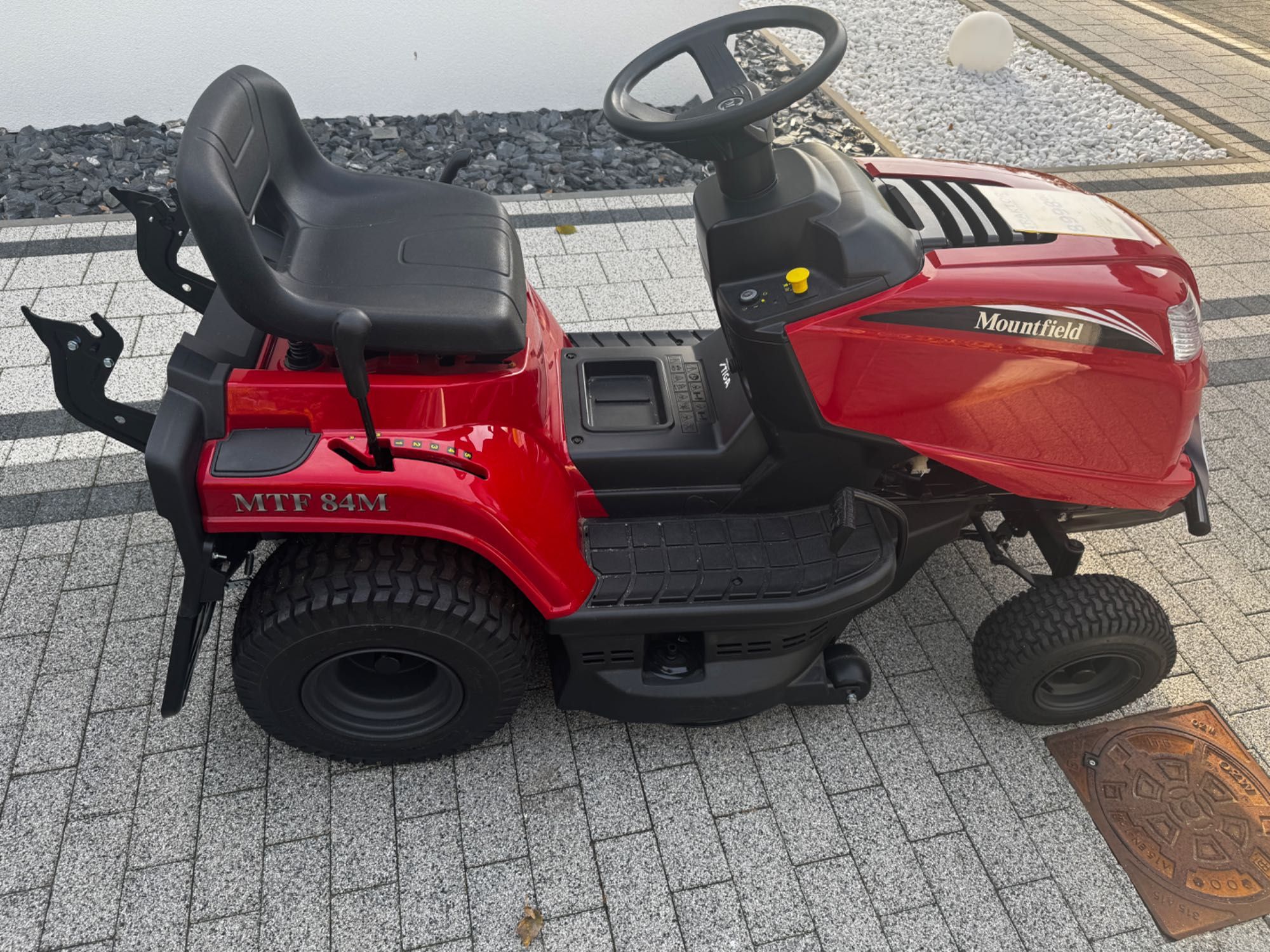 Mountfield MTF 84M ST 350 z koszem nowy traktorek kosiarka z fakturą