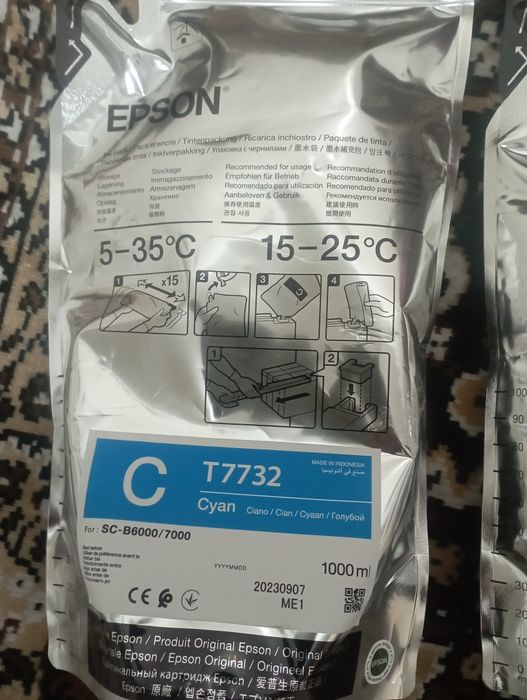 Продам два контейнера чорнил синій та чорний EPSON T7732, T7731.