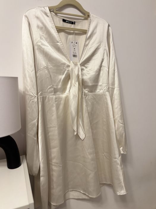 Biała elegancka damska sukienka satynowa gina tricot nowa z metką r. M
