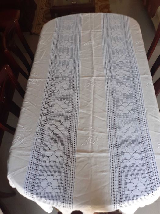 Toalha de mesa em linho e crochet