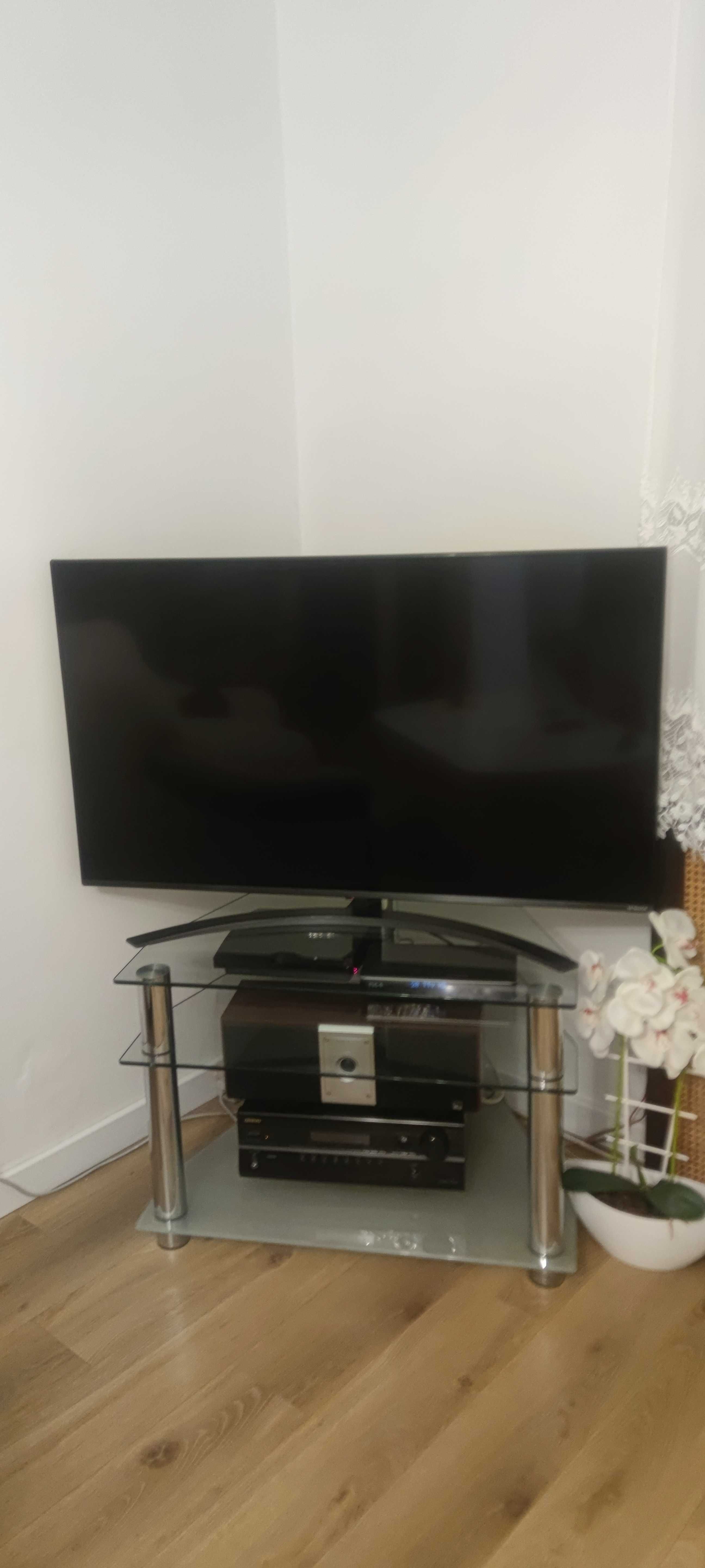 Stolik RTV pod telewizor.