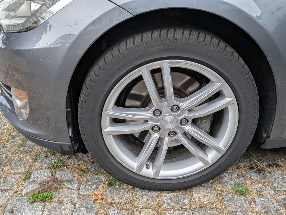 Tesla Model S 85