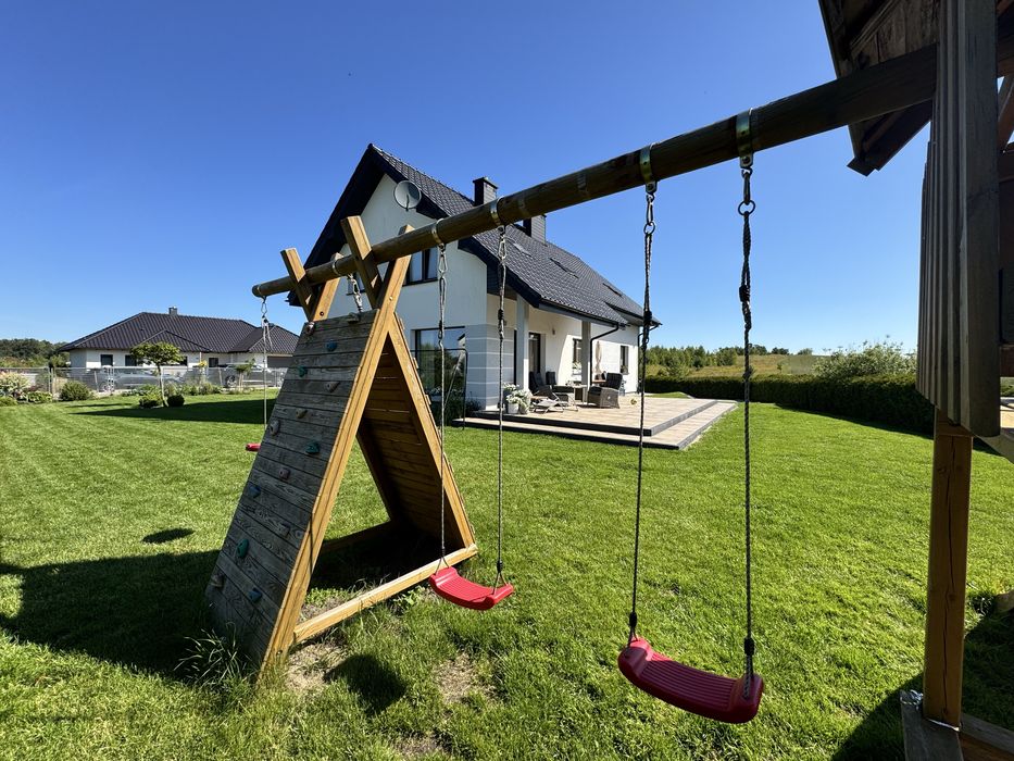 Plac zabaw , domek z piaskownicą i huśtawkami