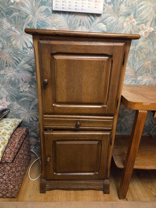 Stylowa szafka na drobne rzeczy albo buty