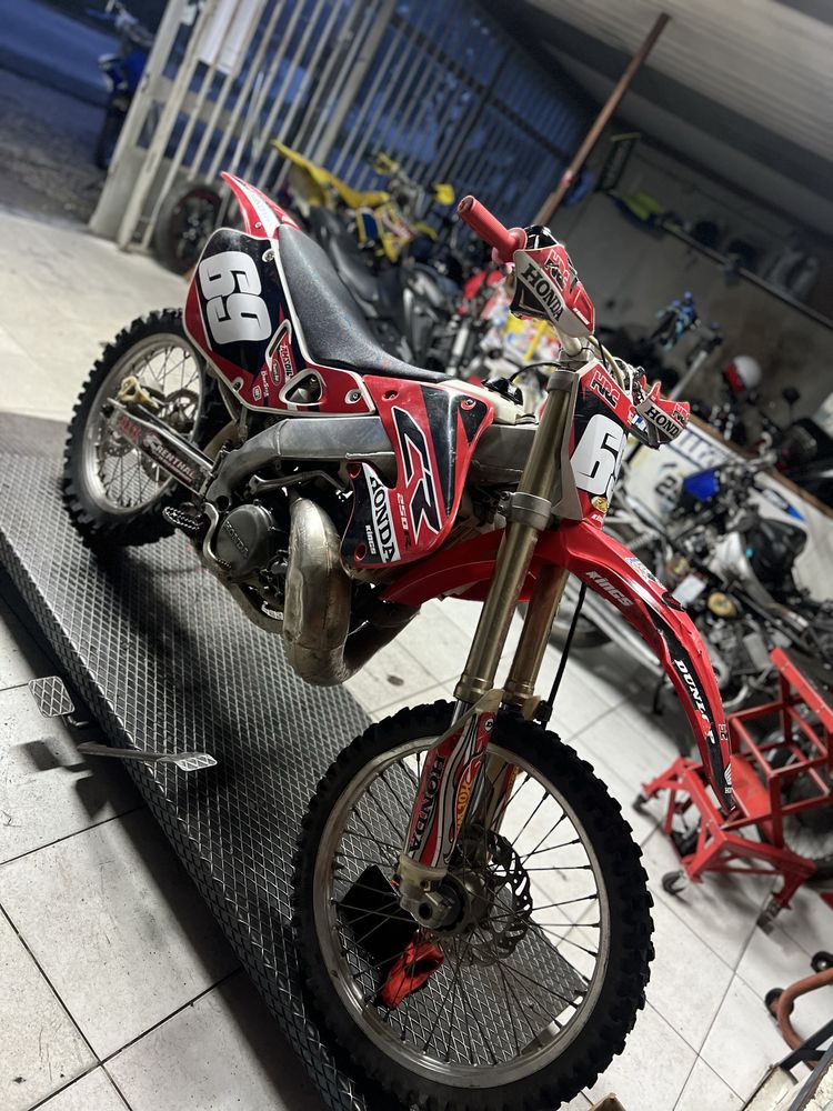 Honda cr 250r.