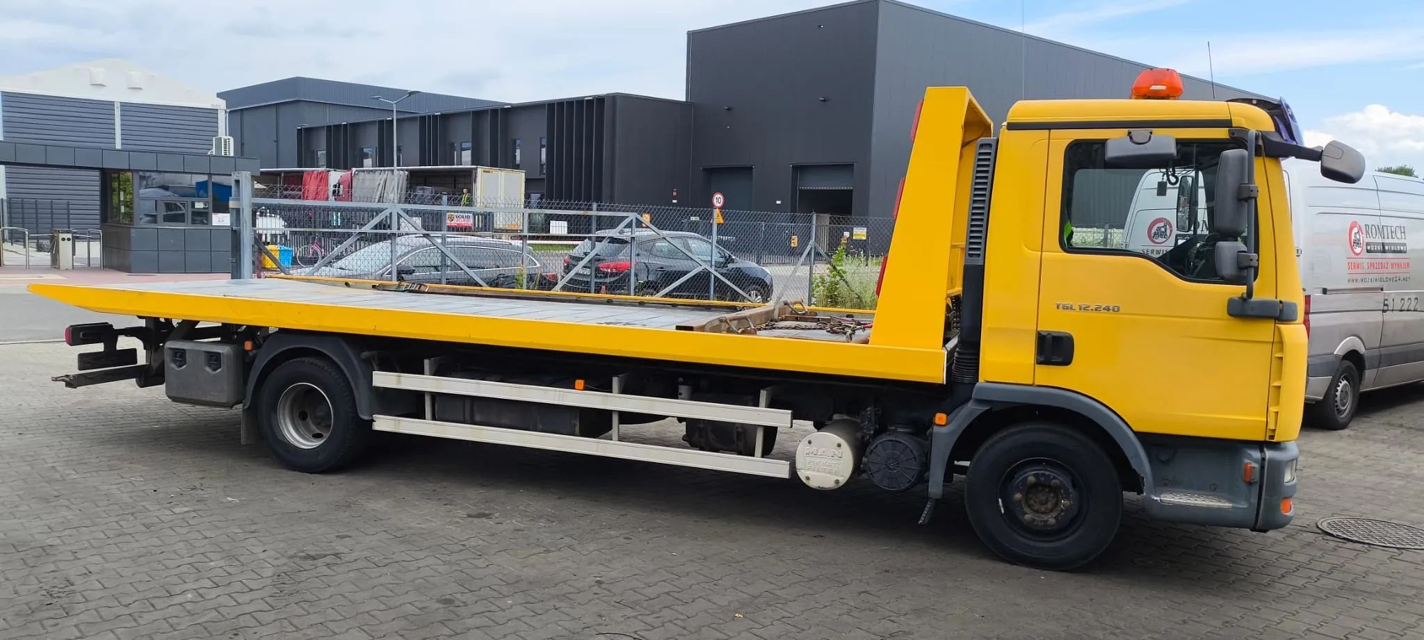 MAN TGL 12.240  MAN TGL 12.240 Pomoc drogowa - platforma hydrauliczna