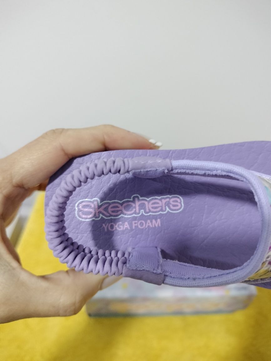 Vende se sandálias de menina da marca skechers