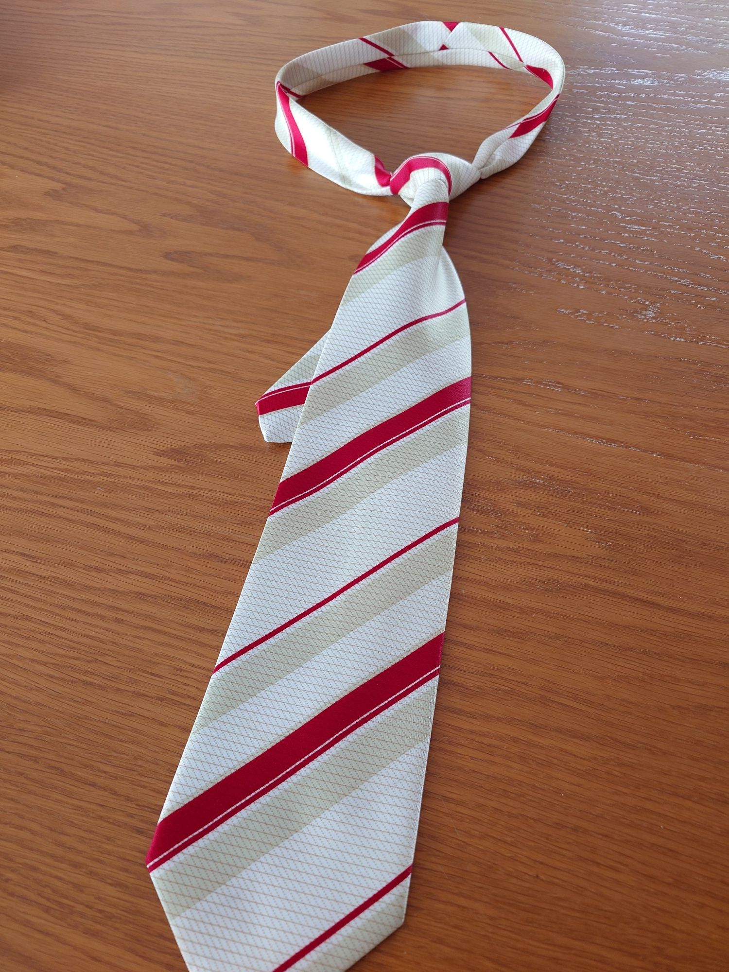 Krawat beżowo-czerwony w paski