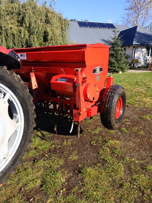 Siewnik zbożowy z podsiewaczem nawozòw