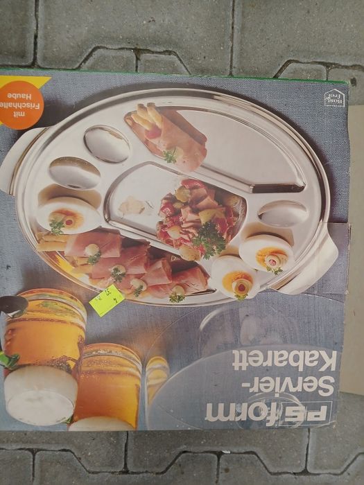 Taca metalowa do serwowania przekonsek z osłonka plastikowa