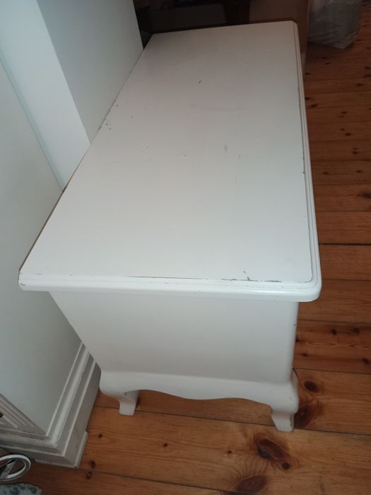 Szafka biała rzeźbiona