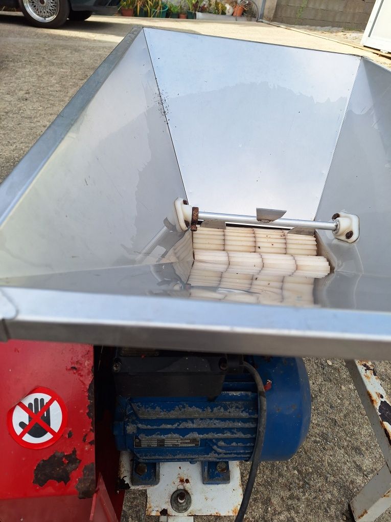 Relador de uvas eléctrico