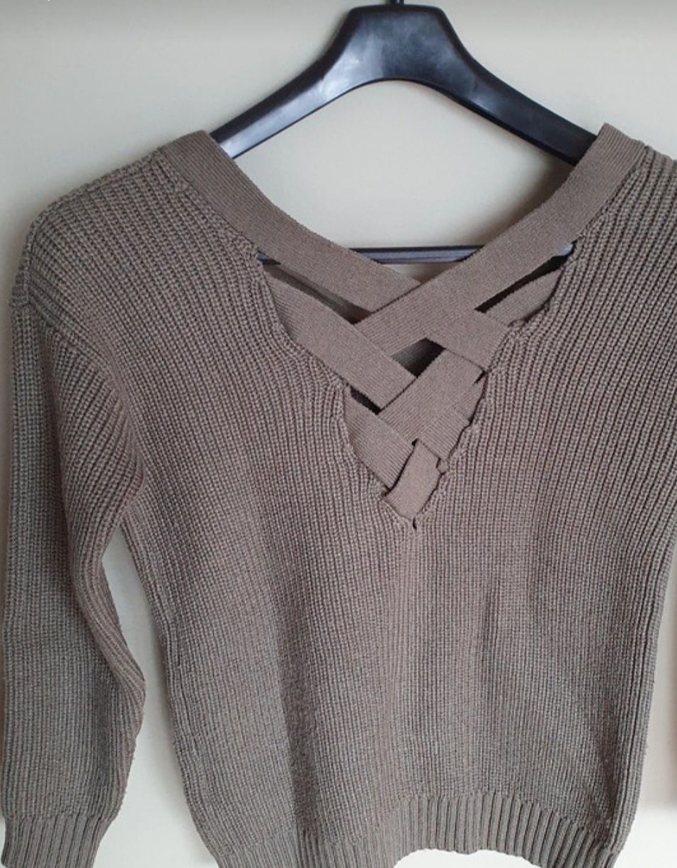 Sweter khaki w serek
