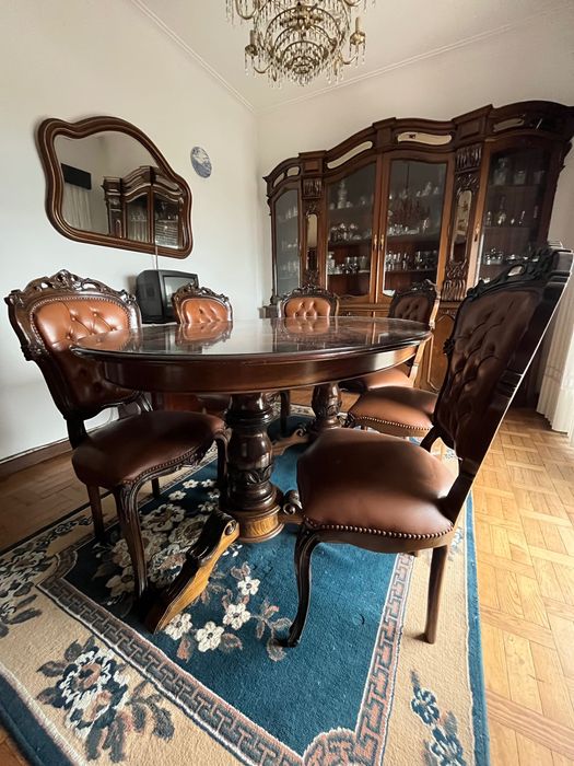 Mesa de jantar e cadeiras em pele