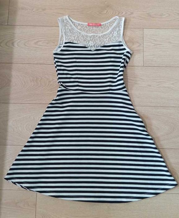 Letnia sukienka w czarno białe paski