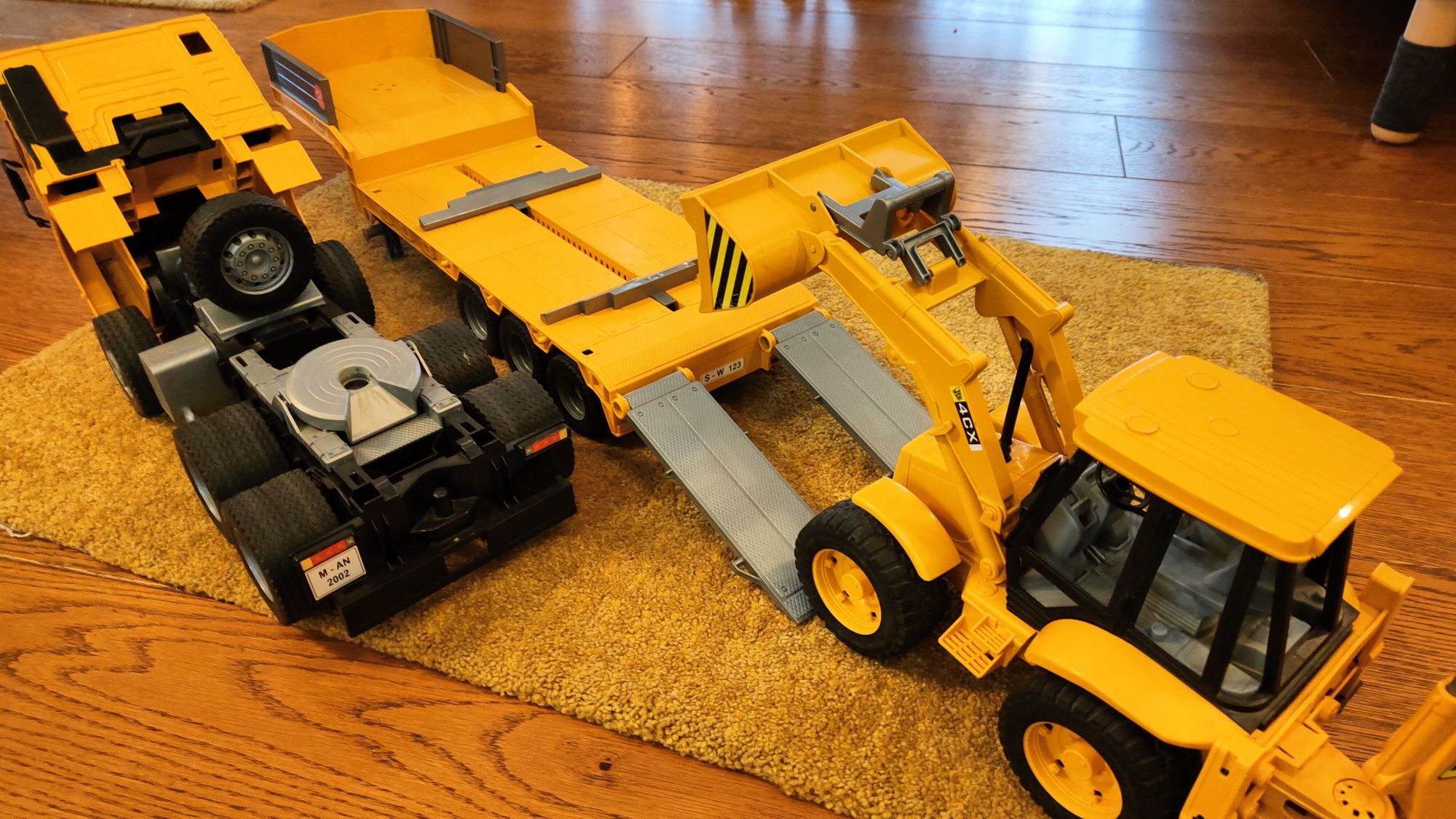 Bruder 02776 Laweta Man z koparką 02428, ciężarówka