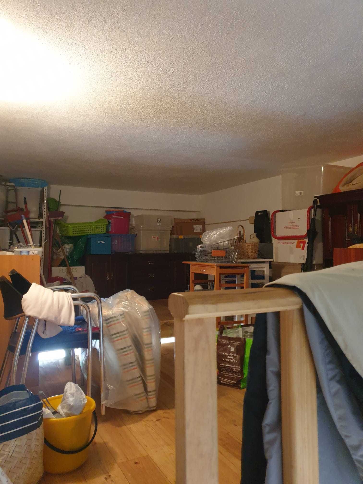 Garagem com espaço superior com espaço p/1 carro Mem Martins