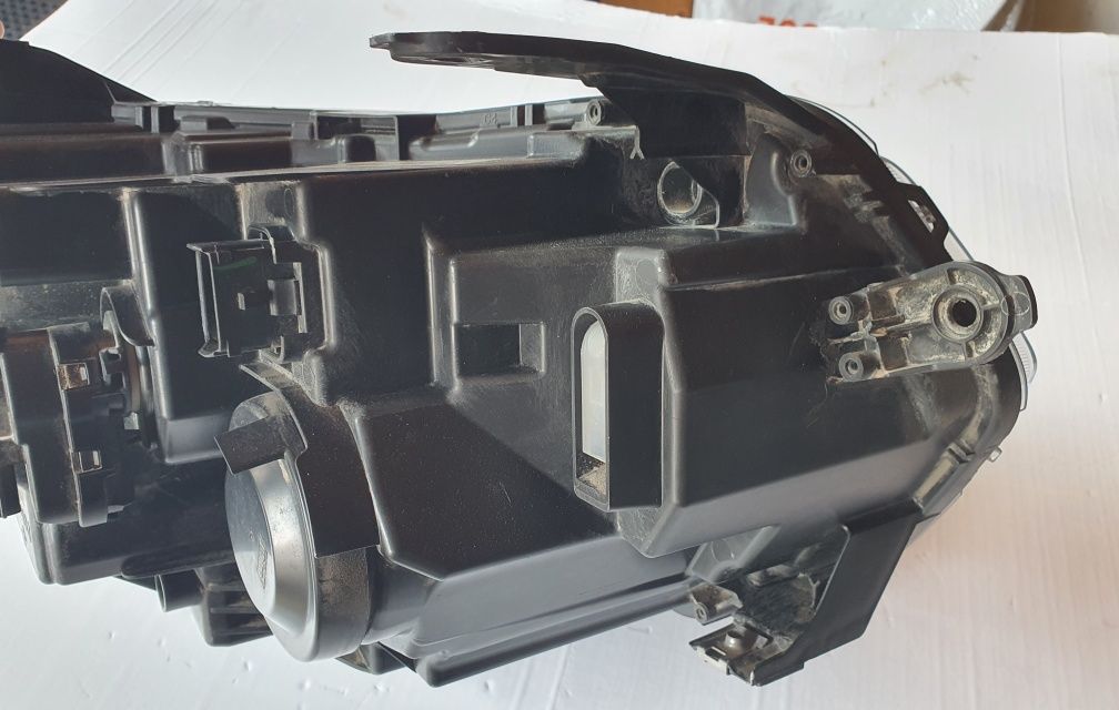 Dacia Duster Reflektor Lewy