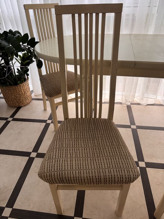 Стіл з дерева для вітальні або кухні