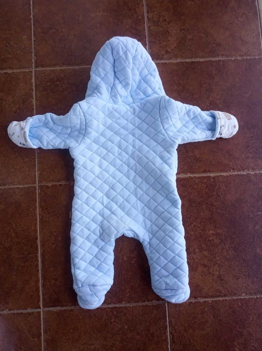 Błękitny kombinezon zimowy dla niemowlaka 62