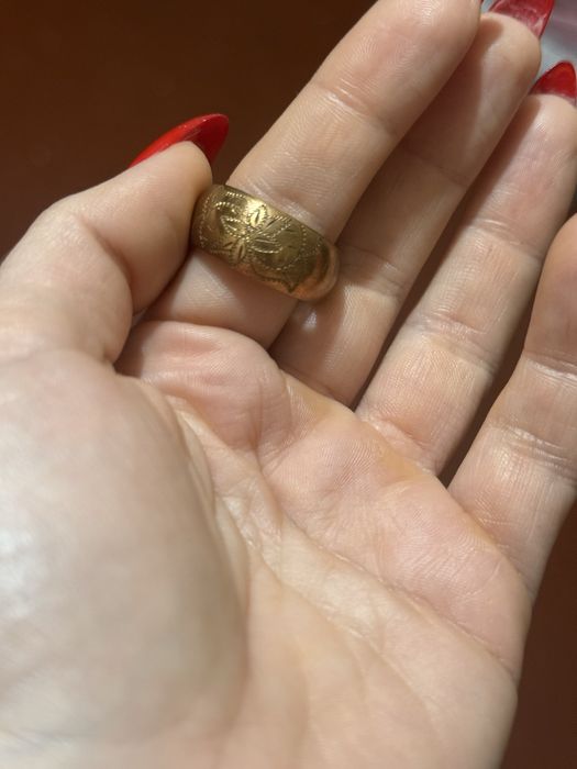 Золота каблучка. Вага 8 гр, розмір не знаю. 583 проба.