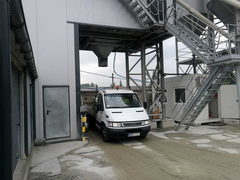 Beton towarowy półsuchy B15 B20 B25 zaprawy półsuche M20 M25 wywrotka