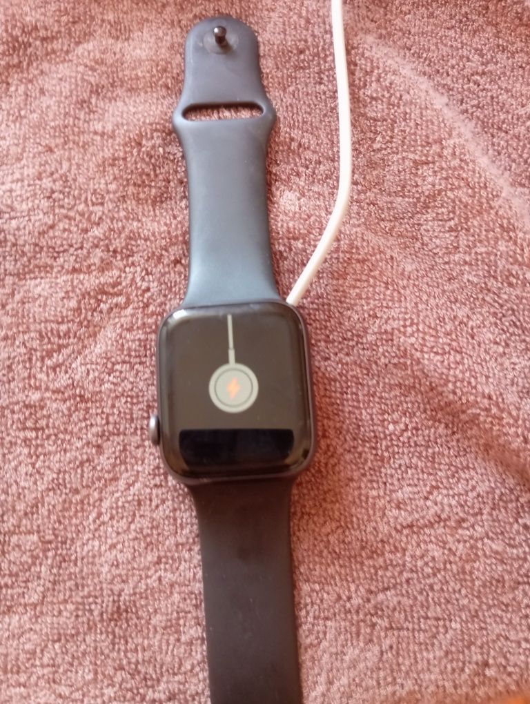 Apple watch series 4,+ зарядка hoco. Б/У