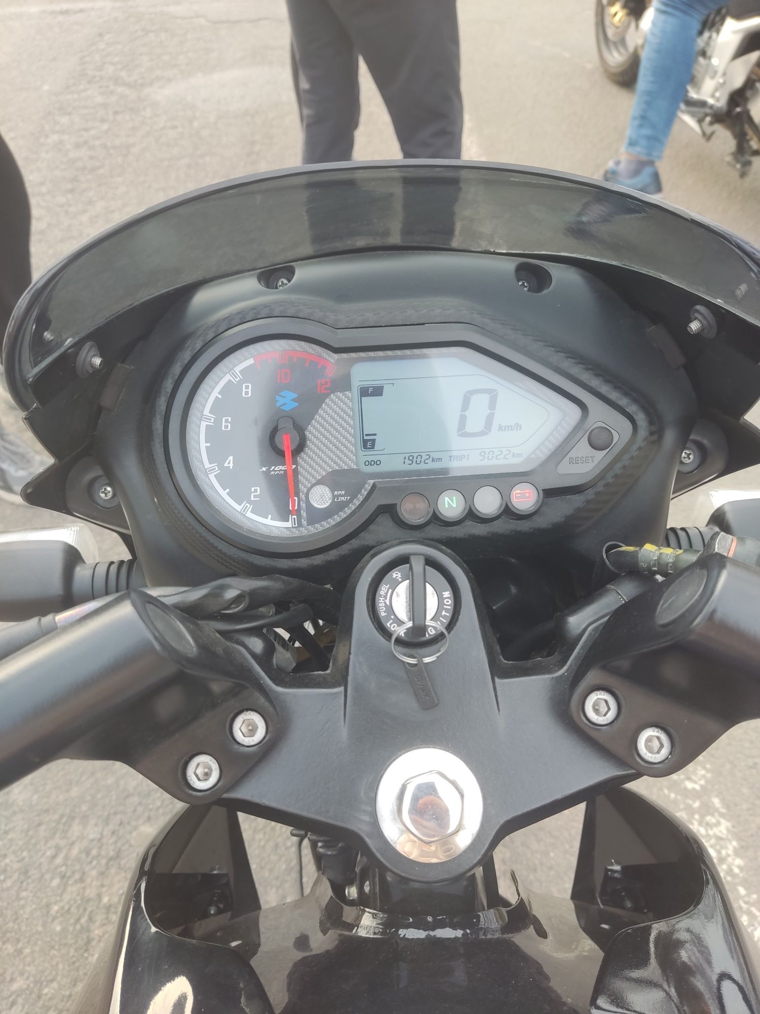 Мотоцикл bajaj pulsar 180 дорожник