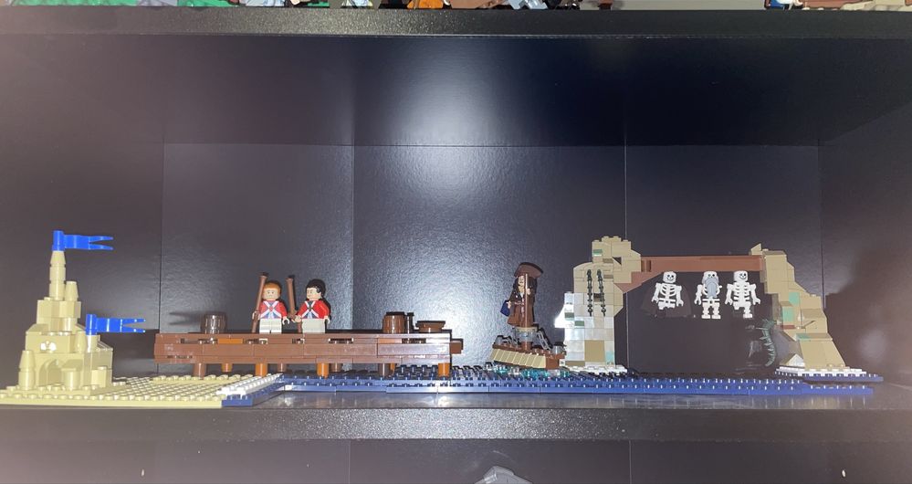 LEGO Piraci z Karaibów - Jack Sparrow wplywajacy do portu.