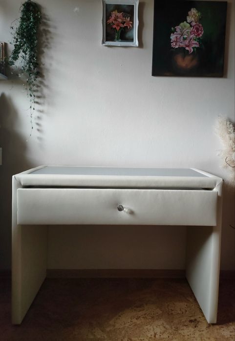 Toaletka damska na kosmetyki