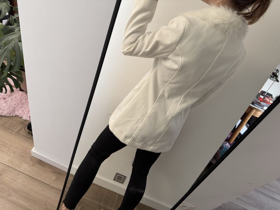 Płaszcz biały ozdobny futerkowy kołnież