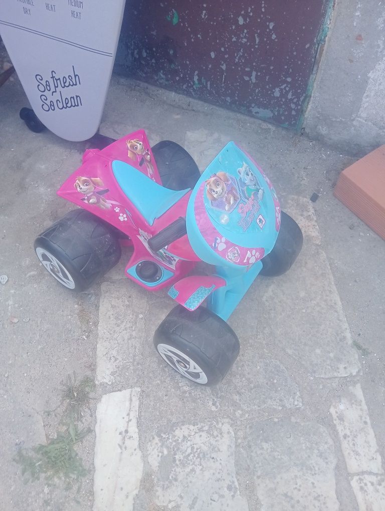 Moto 4a bateria neste momento não tem carga é só carregar a bateria