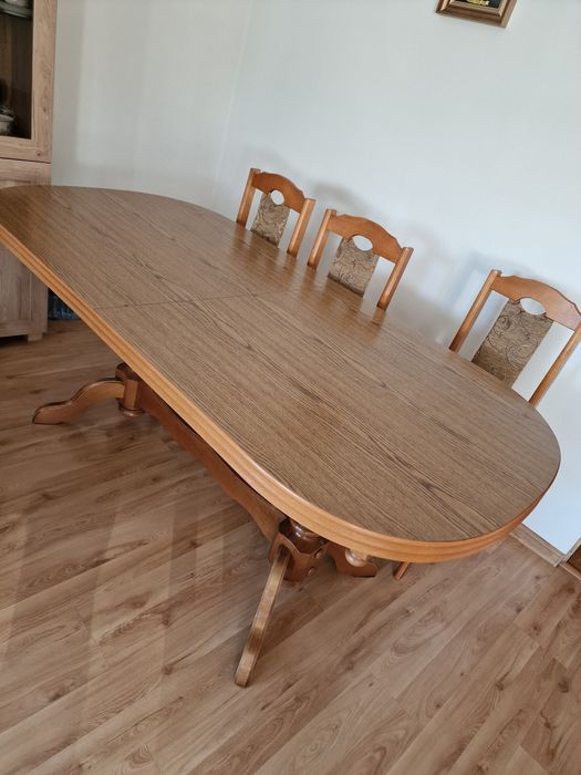 Duży stół rozkładany z krzesłami