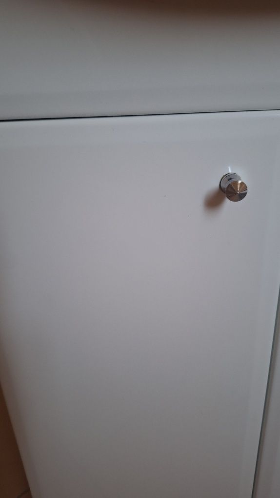 Szafka z umywalką i baterią