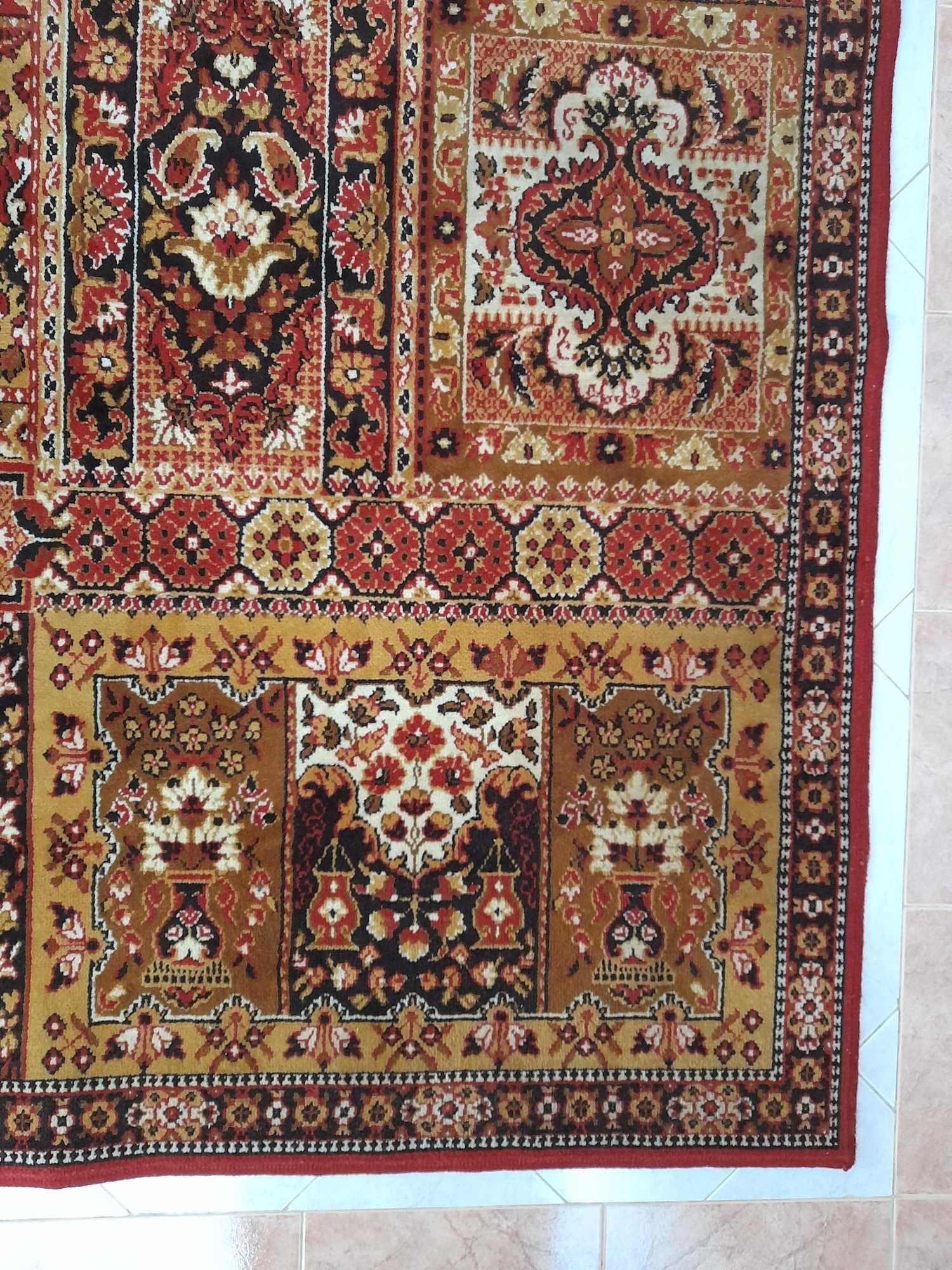 Duas carpetes estilo estilo Oriental tradicional e Persa