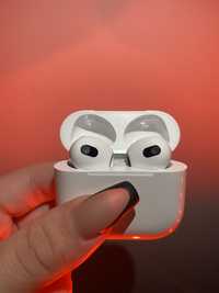 Słuchawki AirPods 3 gen. z etui ładującym Lightning  na gwarancji