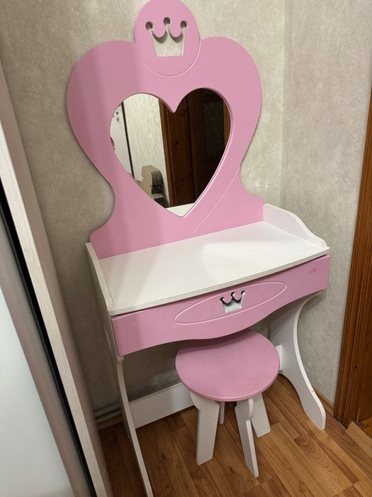 Стіл для дівчинки , комод в дитячу кімнату , трюмо