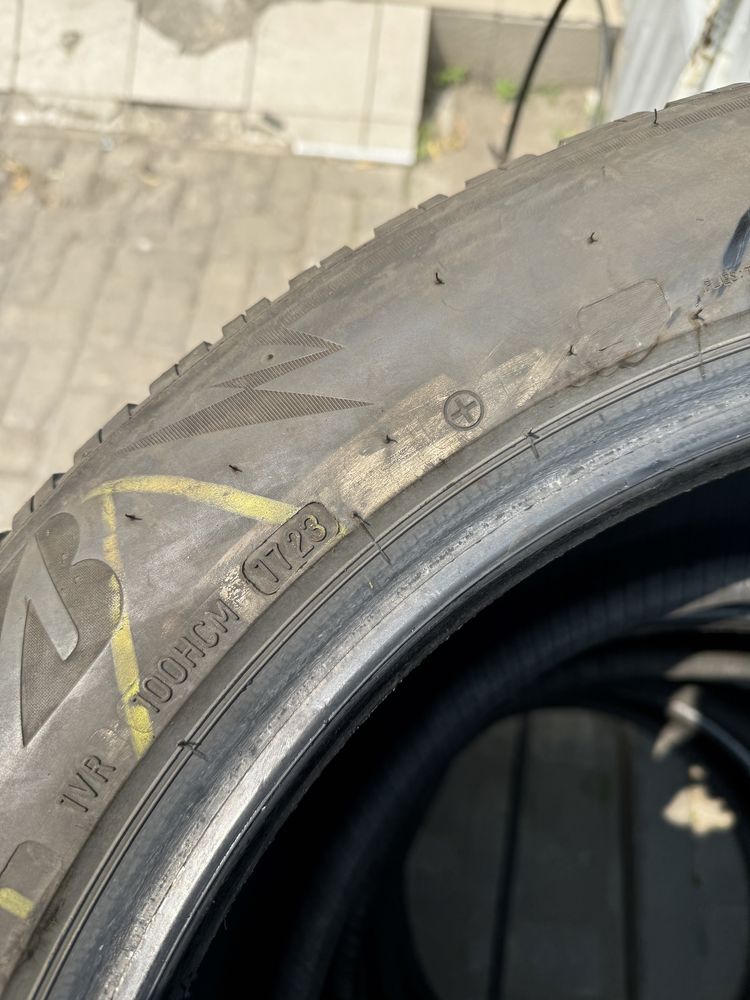 255/50/19 Bridgestone blizzak lm005