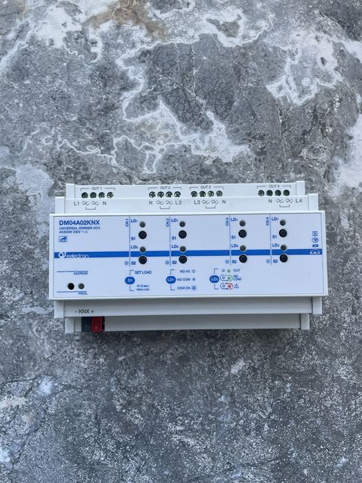 Knx Универсальный 4 канальный димер 300w DM04A02KNX
