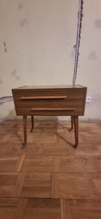 Stolik nocny w stylu mid-century