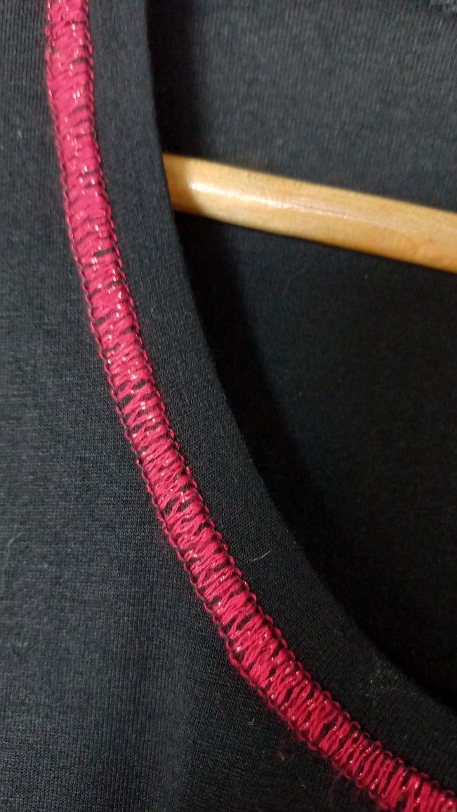 Blusa preta com estampados a veludo vermelho