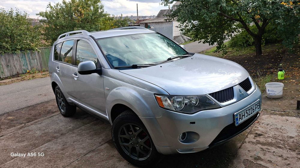 Автомобиль митсубиси аутлендор