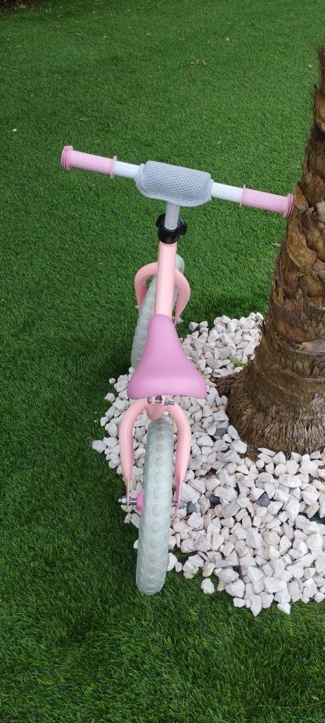 Bicicleta rosa . Linda e muito prática para as