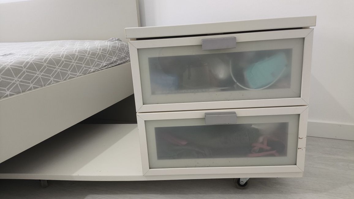 Cama casal (sem colchão) + 2 mesas de cabeceira – €50 + €20