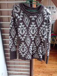 Modny sweterek z ciekawym wzorem