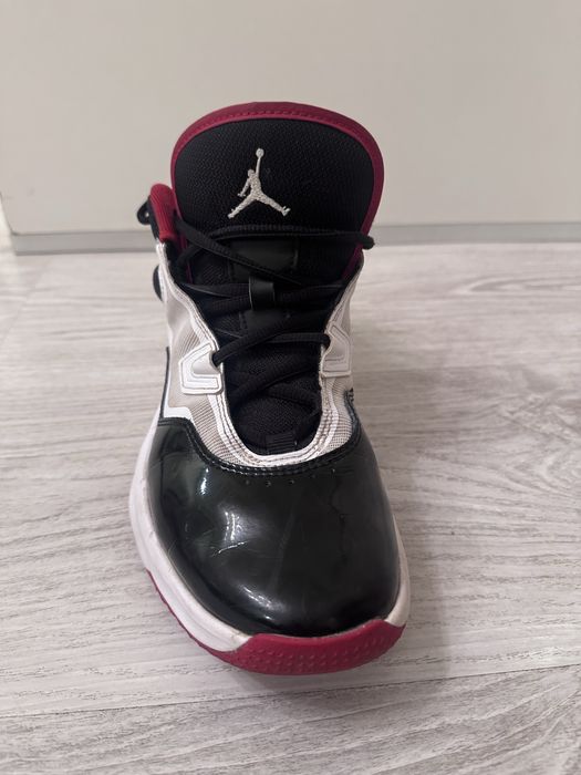 Jordan Stay Loyal 3 у біло-чорно-червоній кольоровій гамі