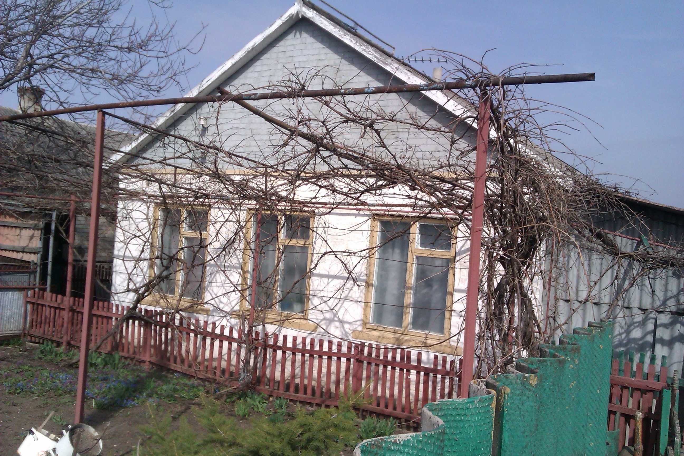 Два газифіковані будинки в одному дворі в сільській місцевості
